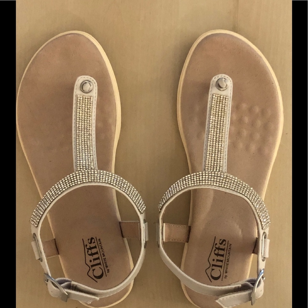 NWOT Cliff White Mountain Thong Sandals with Buckle!